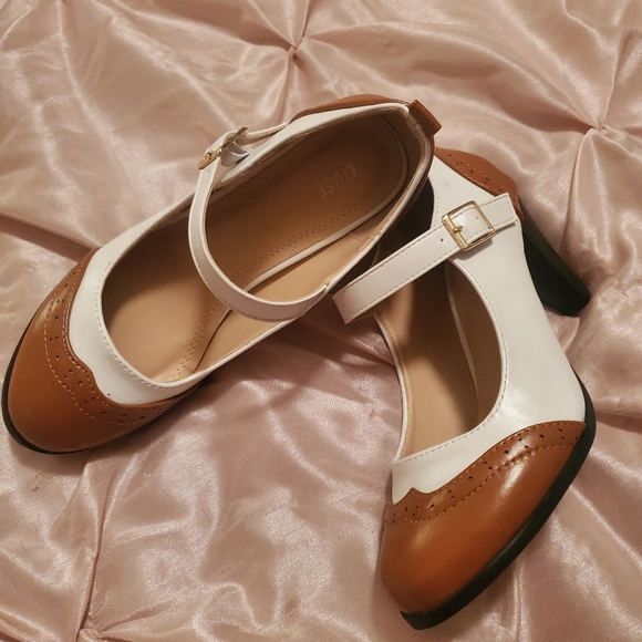 Womans, Size 7, Brown & White, 3 inch heels - Picture 3 of 9